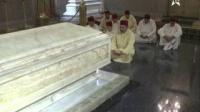 الملك يزور ضريح جده في ذكرى وفاته