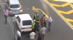 فيديو صادم لرجال شرطة بجنوب أفريقيا ينزعون ملابس رجل ويضربونه