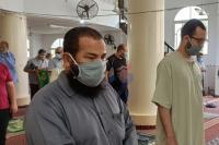 هل تجوز الصلاة بالكمامات والمعقمات؟ دار الإفتاء المصرية تجيب