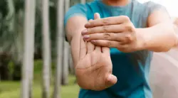 "حركة" في أصابع اليدين تنذر بمشكلة خطيرة في الرئة