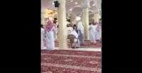 بالفيديو.. لحظة اعتداء شخص على إمام مسجد بالضرب في السعودية