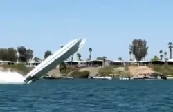 بالفيديو..قارب يطير في الهواء بسرعة 200 ميل ويتحطم بشكل مروع