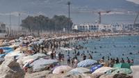 وزارة الصحة ترد على تساؤلات المغاربة..هل ينتقل فيروس "كورونا" عبر مياه البحر؟
