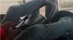 سائق شاحنة يقود بقدميه والهاتف بيديه على الطريق السيار.. وزارة النقل تتحرك والقضاء يلاحقه