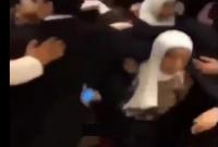 صراعات بين معجبات كويتيات من أجل الظفر بصورة مع  سعد المجرد في برج الحمرا بالكويت