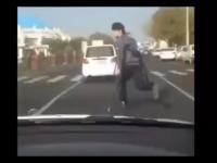 بالفيديو.. شاهد كيف كشفت سيارة مسرعة ادعاءات متسول بالإعاقة