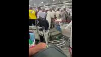 بالفيديو: مهزلة.. شجار عنيف بين حجاج جزائريين بمطار "بومدين" بعد عودتهم من الديار المقدسة