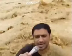 فيضان يجرف صحفيا على الهواء مباشرة- فيديو