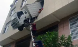 بالفيديو....شاحنة تقتحم مبنى في الصين وتتدلى من الطابق الثاني