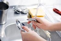 3 طرق لتنظيف أدوات المائدة