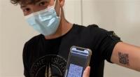 طالب إيطالي يطبع التصريح الصحي لجواز اللقاح على ذراعه