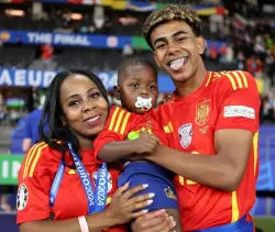 800 يورو لالتقاط صورة معها.. والدة لامين جمال تحول شهرة نجلها إلى فرصة لكسب المال