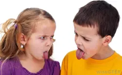 لماذا نُقلد الآخرين دون وعي؟ العلماء يشرحون "نشاط الانعكاس" في الدماغ