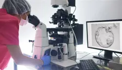 لاصقة ذكية بإبر دقيقة قد تُنهي معاناة الحقن اليومية في التلقيح الاصطناعي