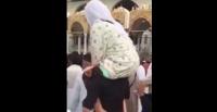 بالفيديو.. موقف مؤثر لشاب يحمل والدته ويطوف بها حول الكعبة