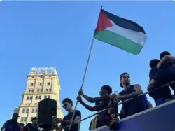 هانزي فليك يخرج عن صمته.. مدرب "البارصا" ينتقد رفع لامين جمال للعلم الفلسطيني