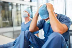 الذكاء الاصطناعي في الطب... أداة مساعدة أم عبء إضافي على الأطباء؟