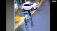 بالفيديو.. لحظة هجوم امرأتين على حافلة شرطة في إسطنبول