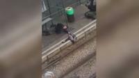 لحظة اطلاق النار على مشتبه به في تفجيرات بروكسيل