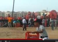 نهب شاحنة مشروبات غازية بعد انقلابها 