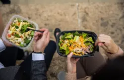 دراسة تحذر:تناول الطعام من العبوات البلاستيكية يهدد حياتك!