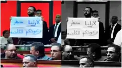مواطن يفجر غضبه في وجه عمدة طنجة ويرفع لافتة: لا زلنا ننتظر وعودكم الكاذبة