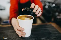 دراسة تحذر من خطر شرب القهوة في أكواب البلاستيك