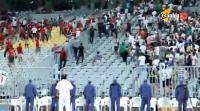 اشتباكات و تراشق بالزجاجات بين جماهير الزمالك و الوداد