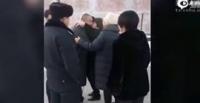 لحظات مؤثرة لمسجون يودع عائلته قبل إعدامه (فيديو وصور)