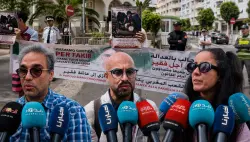دموع أم عبد الرحيم فقير تهز الوقفة أمام القنصلية الإيطالية.. وشهادات تفضح رواية الإساءة