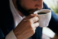 نَصِيحة طبية مُهِمة تحَدد "العدد المثالي" من أكواب القهوة الذي لا يجب تجاوزه في اليوم