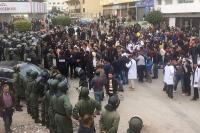 طنجة .. استهداف  "مسيرة 10 آلاف إطار تربوي" بالحجارة والبيض (فيديو)