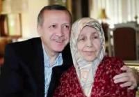 أردوغان بصحبة والدته، وحكاية تقبيله أسفل قدميها ليشم رائحة الجنة