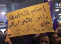 مشجع مغربي يستقبل المصري صلاح بلافتة رائعة في المطار