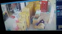 أيت ورير: إمرأة تسرق آلة غسيل بطريقة أفلام هوليوود و أمام الجميع