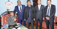 الجامعة تُساند المشجع الودادي "كمال" و تقدم له دعما ماليا لتجاوز محنته