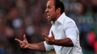 مدرب بالبطولة الوطنية يستقيل على الهواء ويغادر المغرب والسبب الأخطاء التحكيمية