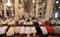 سابقة: صلاة الجمعة "تشعلها" بين مواطنين وموظفين بملحقة إدارية والأمن يتدخل