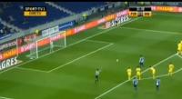 لاعب بورطو جاكسون مارتينيز يهدر ضربة جزاء بطريقة غريبة