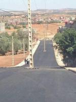 صورة لأعمدة كهربائية وسط شارع حديث التزفيت تشعل الفيسبوك