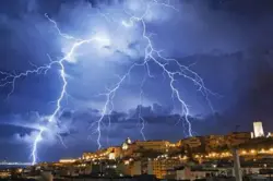 نشرة إنذارية: زخات رعدية محليا قوية مصحوبة بتساقط للبرد مرتقبة اليوم الاثنين بعدد من مناطق المملكة