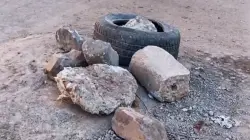 فين هوما المسؤولين..رويدة وأحجار تعرقل حركة السير وسط مدينة ميدلت وتعرض السائقين للخطر