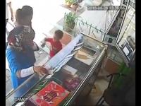 إمرأة تستعين بطفل صغير لسرقة "طابليت "