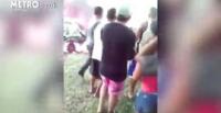 بالفيديو.. أهالي يسحلون سيدة قتلت طفلا من مركز شرطة ورميها في النار