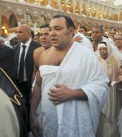 الملك محمد السادس يؤدي مناسك العمرة ويغادر جدة