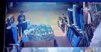 لحظة نهب محل ملابس بطريقة غريبة (فيديو)