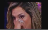 مؤثر .. حاتم عمور يبكي ويُبكي الجزائريين ويغني ''ناداني حضنك يا أمي''