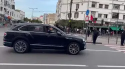 الأمير مولاي الحسن يتفاعل مع هتافات المواطنين بشارع محمد السادس بالدار البيضاء