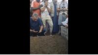 بالفيديو .. مؤثر : دموع عصام الراقي و هو يودع شقيقه أحمد لحظة دفنه
