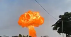 انفجار هائل يحول السماء إلى "كرة من اللهب" في ماليزيا (فيديو)